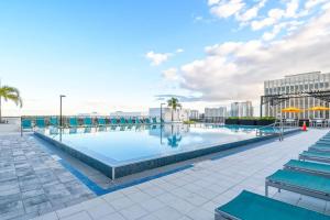 a swimming pool on the roof of a building at Trendy Gateway by Lake Eola Free Parking in Orlando