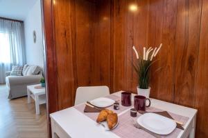 Un comedor con una mesa con platos y una mesa. en Convenient apartment in the heart of downtown, en Budapest