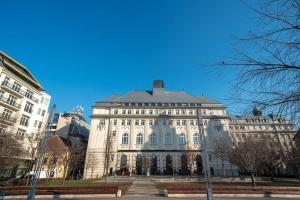 Un gran edificio blanco con muchas ventanas. en Convenient apartment in the heart of downtown, en Budapest