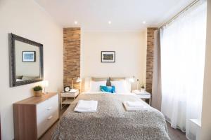 Posteľ alebo postele v izbe v ubytovaní Ultra central large home with AC and balcony