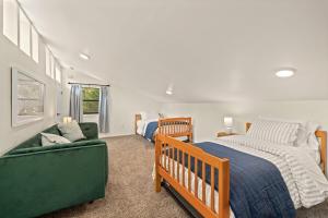1 dormitorio con 1 cama y 1 sofá verde en Blueberry Hill Lake House-Cottage at Beaver Lake, en Lowell