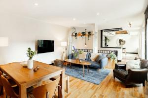 Lux Parkside 1BR - Patio - Sun Deck - Free Parking في سينسيناتي: غرفة معيشة بها أريكة وطاولة