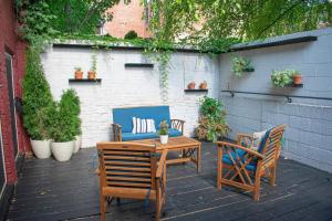 Lux Parkside 1BR - Patio - Sun Deck - Free Parking في سينسيناتي: طاولة وكراسي خشبية على الفناء