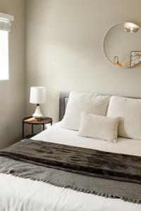 Katil atau katil-katil dalam bilik di Explore OTR from a Parkside Condo - Walk to ALL