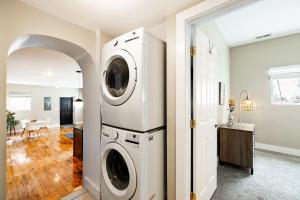 Gambar di galeri bagi Explore OTR from a Parkside Condo - Walk to ALL di Cincinnati