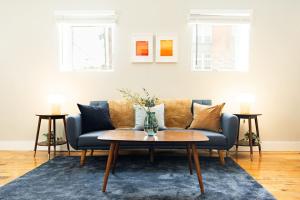 Ruang duduk di Explore OTR from a Parkside Condo - Walk to ALL