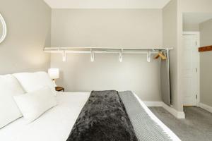 Katil atau katil-katil dalam bilik di Explore OTR from a Parkside Condo - Walk to ALL