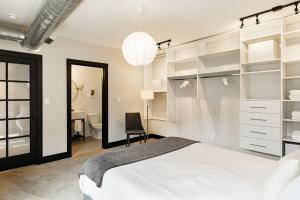 Lux Parkside 1BR - Patio - Sun Deck - Free Parking في سينسيناتي: غرفة نوم بسرير ابيض ومكتب