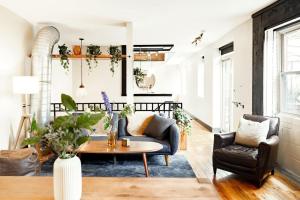 Lux Parkside 1BR - Patio - Sun Deck - Free Parking في سينسيناتي: غرفة معيشة بها أريكة وطاولة