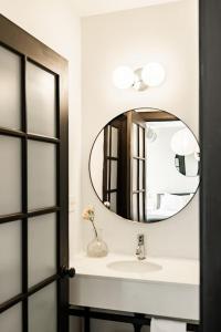 Lux Parkside 1BR - Patio - Sun Deck - Free Parking في سينسيناتي: حمام مزود بحوض ومِرآة +15 صورة