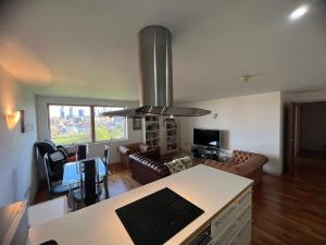 a kitchen and living room with a kitchen and a dining room at 2 bed 2 Bath Luxury Apartment in Central London in London