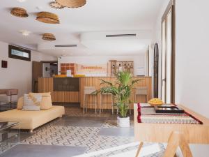 Tramas Hotel & Spa في أولبيا: غرفة معيشة مع أريكة وطاولة