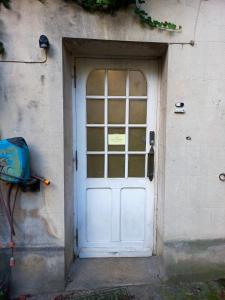 una puerta blanca con una ventana en un edificio en Studio avec wifi a Chateau Thierry en Château-Thierry
