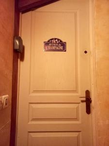 Una puerta blanca con un cartel. en Studio avec wifi a Chateau Thierry en Château-Thierry