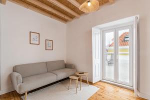 un salon avec un canapé et une table dans l'établissement Setubal Terrace apartments, à Setúbal 29 autres photos