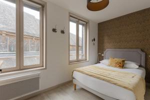 オンフルールにあるStudio et appartements Sainte Catherineのベッドルーム1室(白いベッド1台、窓2つ付)
