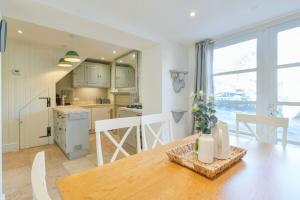 cocina y comedor con mesa de madera en Seven Acres Cottage with Parking, en Bath