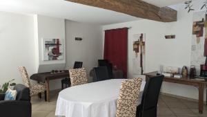 a dining room with a white table and chairs at Chambres d'hôtes des Ducs Ô Calme de Nevers in Nevers