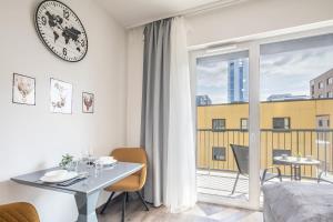 sala de estar con mesa y reloj en la pared en Modern Comfy Stay next to the River en Budapest