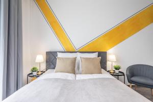 1 dormitorio con 1 cama y 1 silla en Modern Comfy Stay next to the River en Budapest