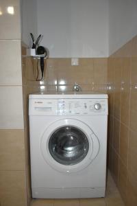 - un lave-linge blanc dans une petite pièce dans l'établissement Natalia guest house, à Kavala
