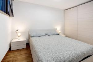 1 dormitorio con 1 cama grande y 2 lámparas en SAN CARLO 1, en Valdidentro