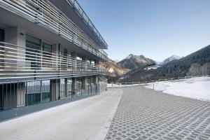 un edificio con montañas nevadas en el fondo en SAN CARLO 1, en Valdidentro