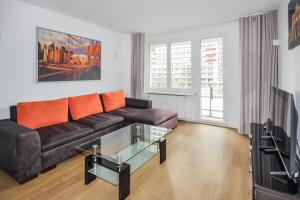 sala de estar con sofá y mesa de cristal en Apartment Centro en Berlín