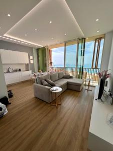 Uma área de estar em Royal Paradise Green Coast Resort Palase