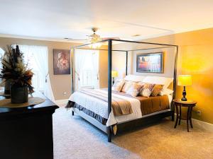 A bed or beds in a room at Serenity in the Suburbs