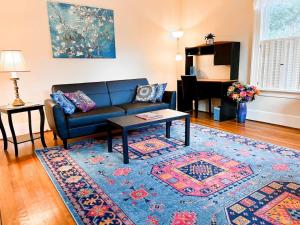A seating area at Serenity in the Suburbs
