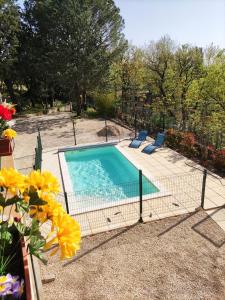 ein Schwimmbad mit einem Zaun um ihn herum in der Unterkunft Maison confortable à Ansouis dans Le Luberon in Ansouis