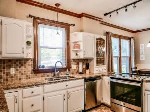 A kitchen or kitchenette at Serenity in the Suburbs Még 18 kép