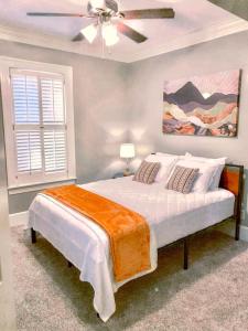 1 dormitorio con 1 cama y ventilador de techo en Serenity in the Suburbs, en Columbia