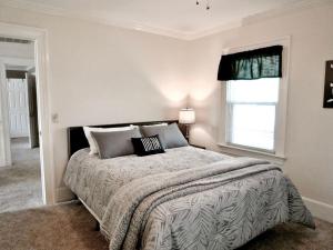 A bed or beds in a room at Serenity in the Suburbs