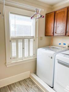 A kitchen or kitchenette at Serenity in the Suburbs