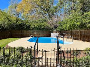 The swimming pool at or close to Serenity in the Suburbs