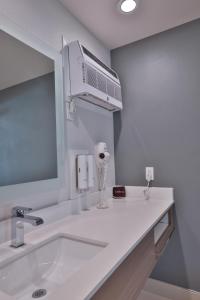 a bathroom with a white sink and a mirror at Hotel Miramar in San Clemente