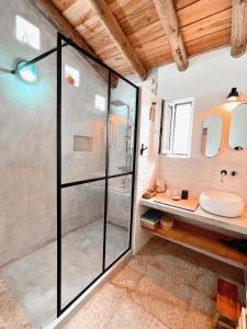 uma casa de banho com uma cabina de duche em vidro e um lavatório. em Alentejo Zen BnB, Cozy suite, Patio, Private pool and entrance, Fire Pit em Alcarias