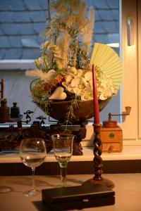uma vela e dois copos numa mesa com uma tigela em Vintagetraum em Gevelsberg