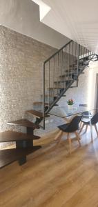 een trap in een woonkamer met een tafel en stoelen bij LUCKY HOME CITTÀ ALTA in Bergamo