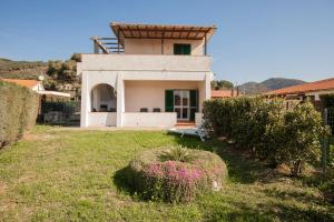 a small house in a yard with a plant at Lacona Mare by HelloElba in Lacona