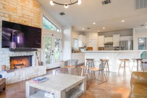 Dapur atau dapur kecil di Shaded Getaway with BBQ and Fire Pit in Austin!