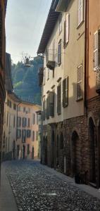 een lege straat in een stad met gebouwen bij LUCKY HOME CITTÀ ALTA in Bergamo