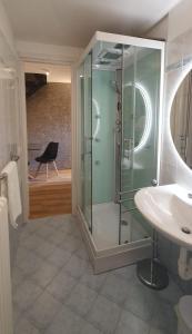 een badkamer met een glazen douche en een wastafel bij LUCKY HOME CITTÀ ALTA in Bergamo