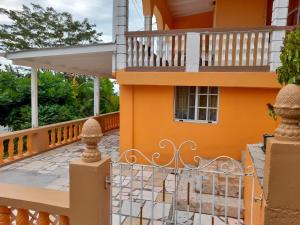 un balcón de una casa con una valla en Faith & Peace Guest House, en Fontenoy
