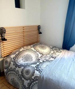 a bed in a corner of a room at Appartement climatisé à deux pas de la plage in Port Leucate