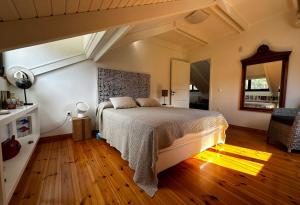 1 dormitorio con 1 cama grande en una habitación en Boutique Villa Loigi Shoinias, en Atenas