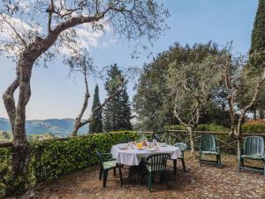 MontemagnoにあるHoliday Home La Capannella by Interhomeの白いテーブルクロスと椅子付きのテーブル