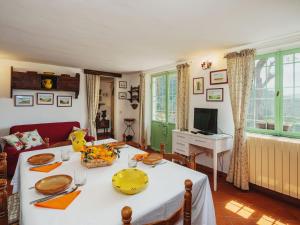 MontemagnoにあるHoliday Home La Capannella by Interhomeのリビングルーム(テーブル、テレビ付)